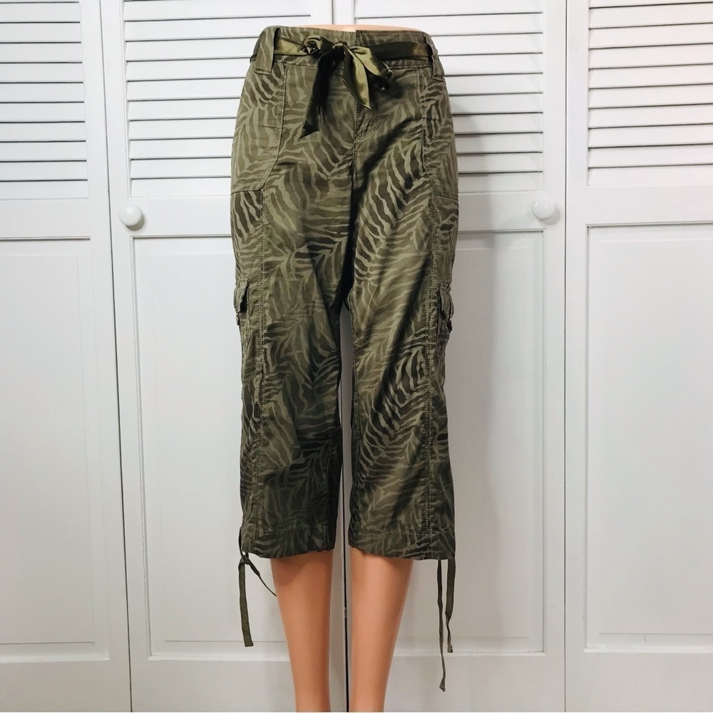 2/$25 EXPRESS Green Zebra Belted Capris Pants Size 8